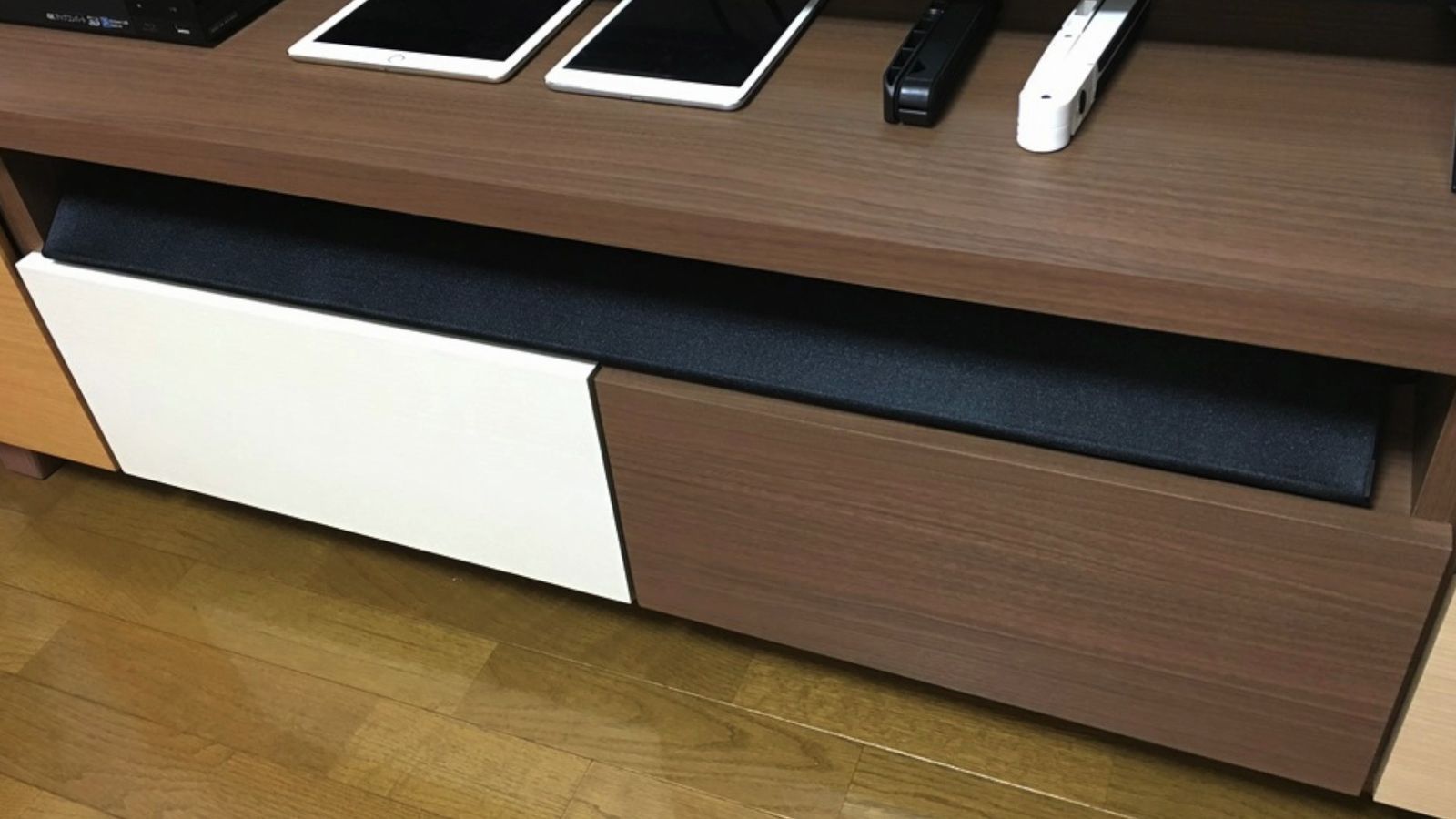 テレビ台に置いた横長のサウンドバー