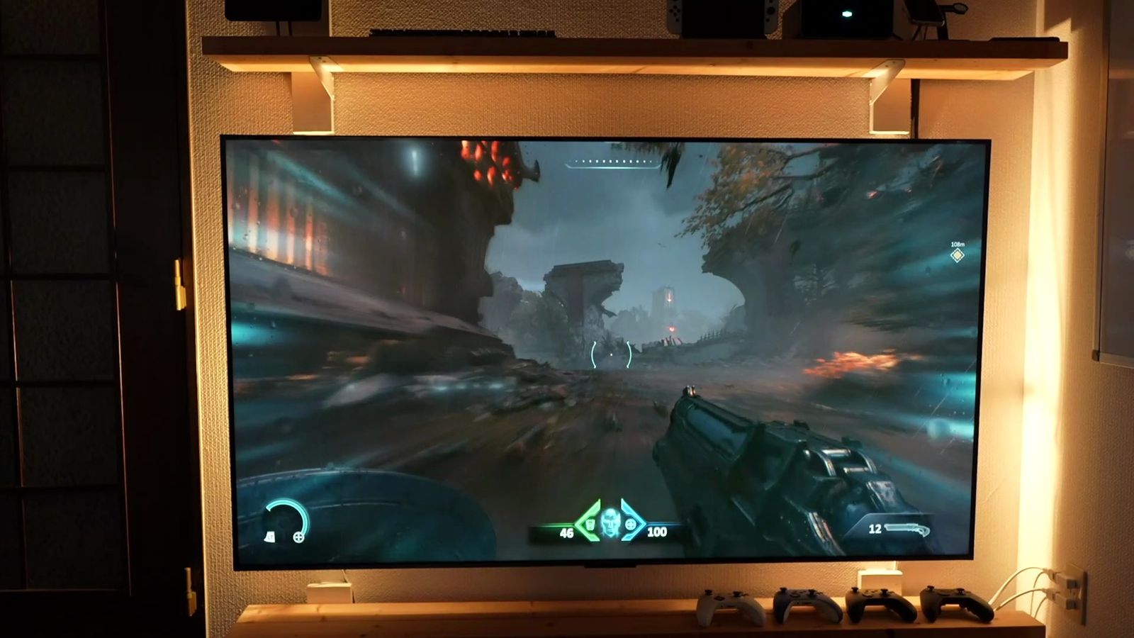 壁に固定したC6KにFPSゲームを表示したところ