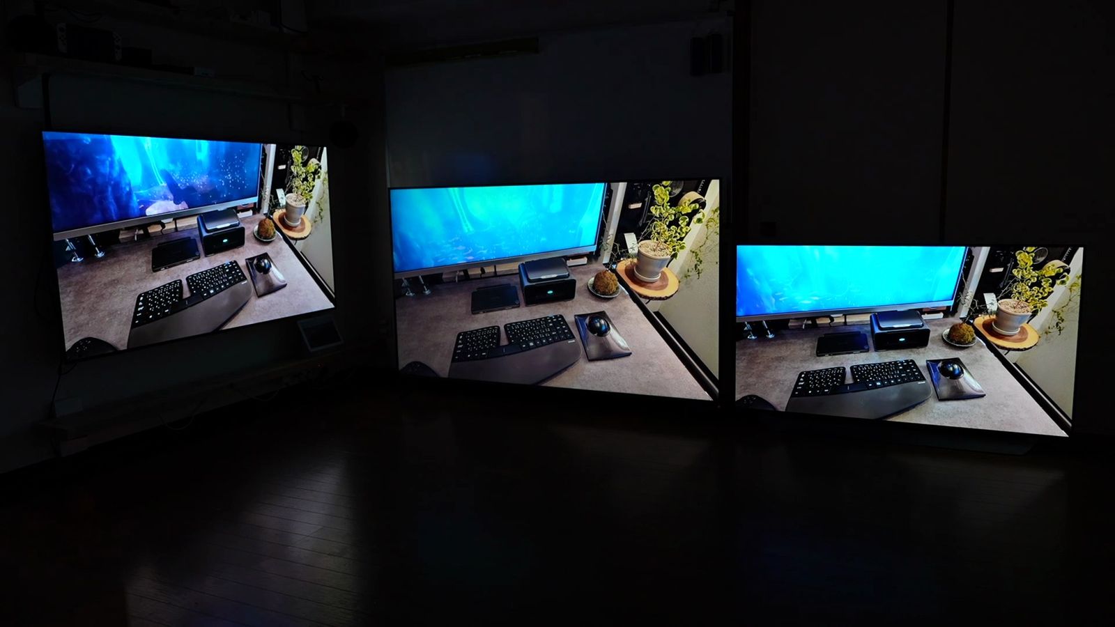 暗い部屋でサイズの違う3台のテレビを並べたところ