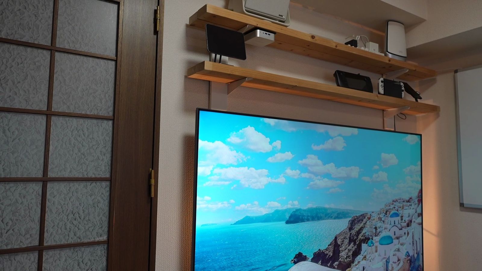 壁に固定したC6Kに海辺の町の映像を表示したところ
