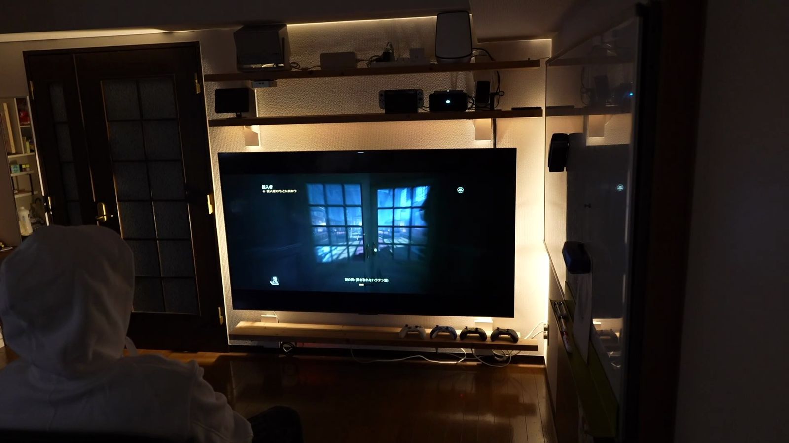 暗い部屋で壁に固定したC6Kを見ているところ