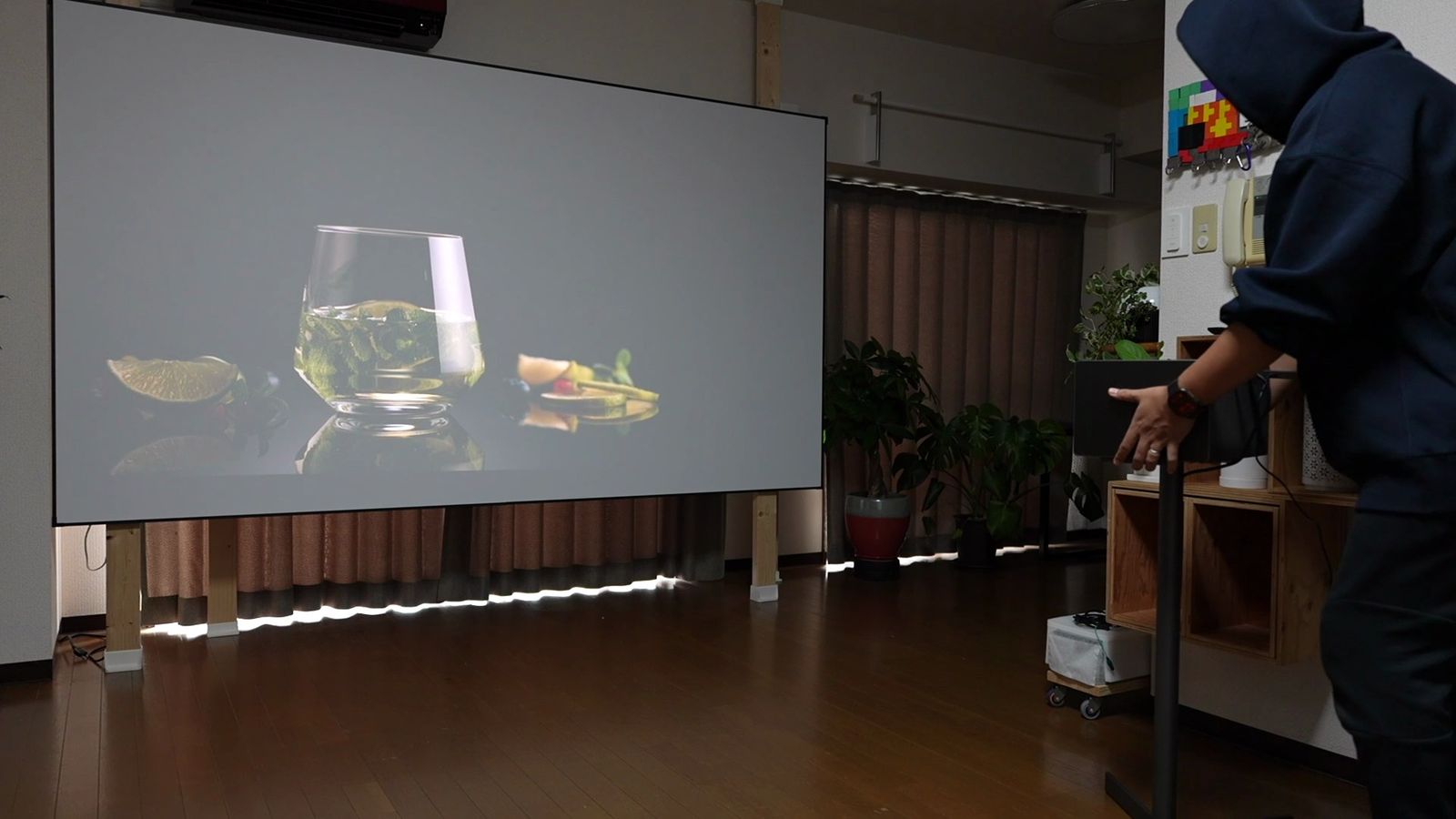 照明をつけた部屋で120インチに投影
