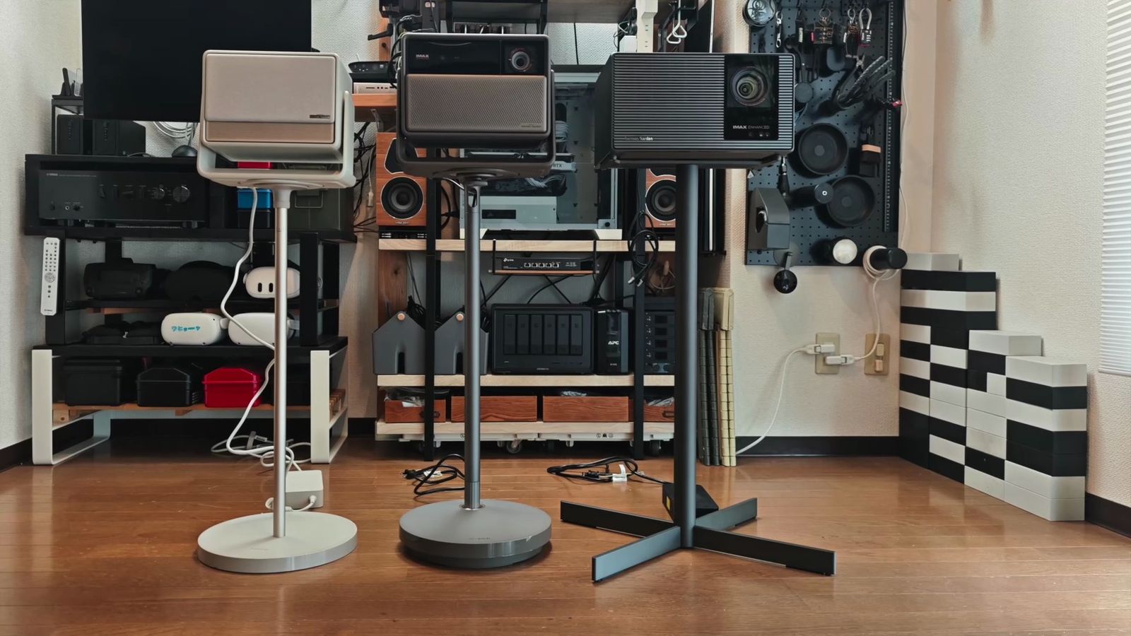 フロアスタンドに載せたプロジェクター（右端がX-Floor Stand UltraとTITAN Noir）
