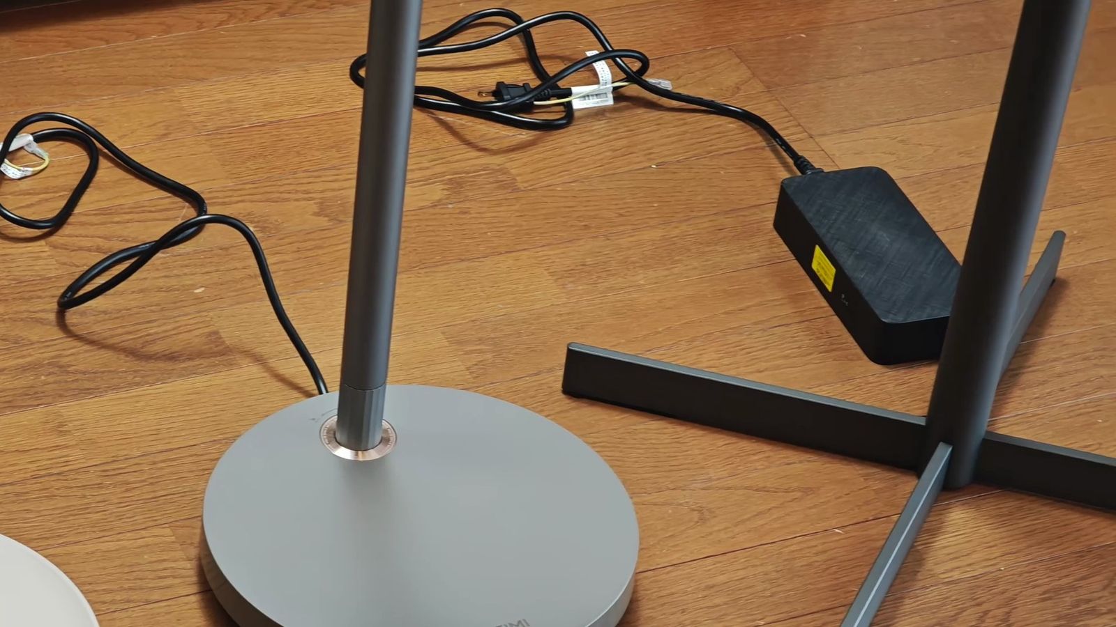 X-Floor Stand Ultraの脚元（電源アダプターは床に出る）