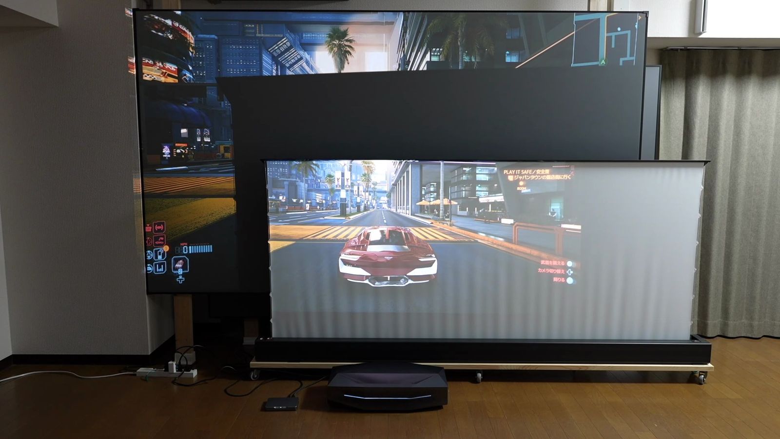 奥のスクリーンと手前のポップアップスクリーンに、同じゲームを投影したところ