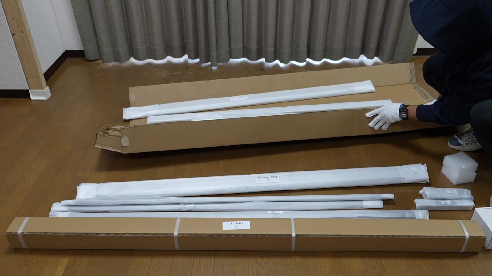 床に並べたフレームの部材