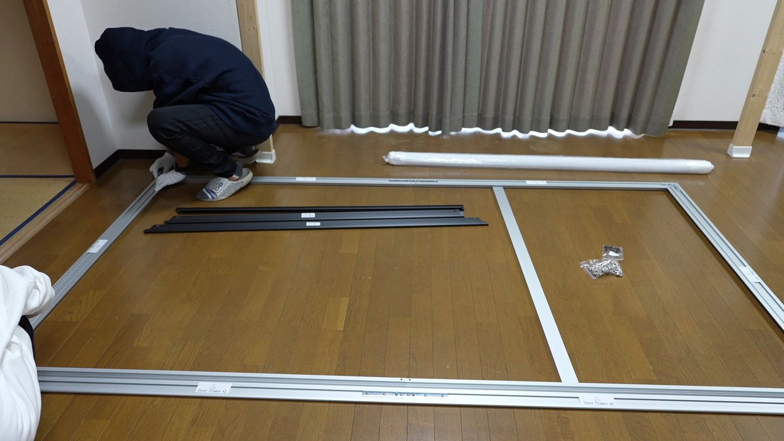 部屋の床いっぱいに広げた120インチのフレーム