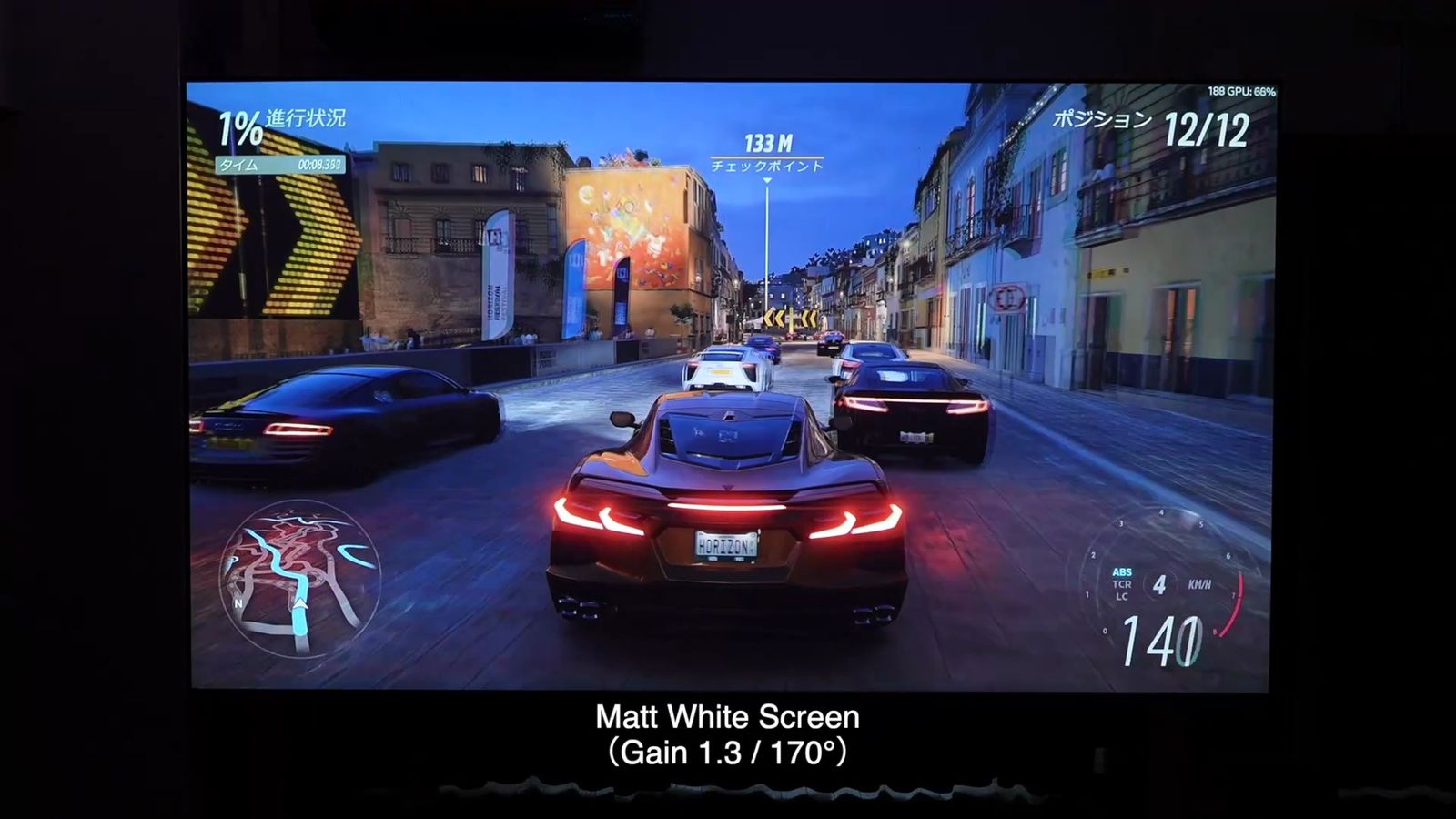 Matt White Screen(Gain 1.3 / 170°)の文字が入った、マットスクリーンに投影したレースゲーム