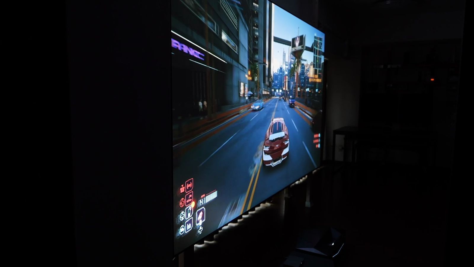 マットスクリーンを真横に近い角度から見たゲームの映像
