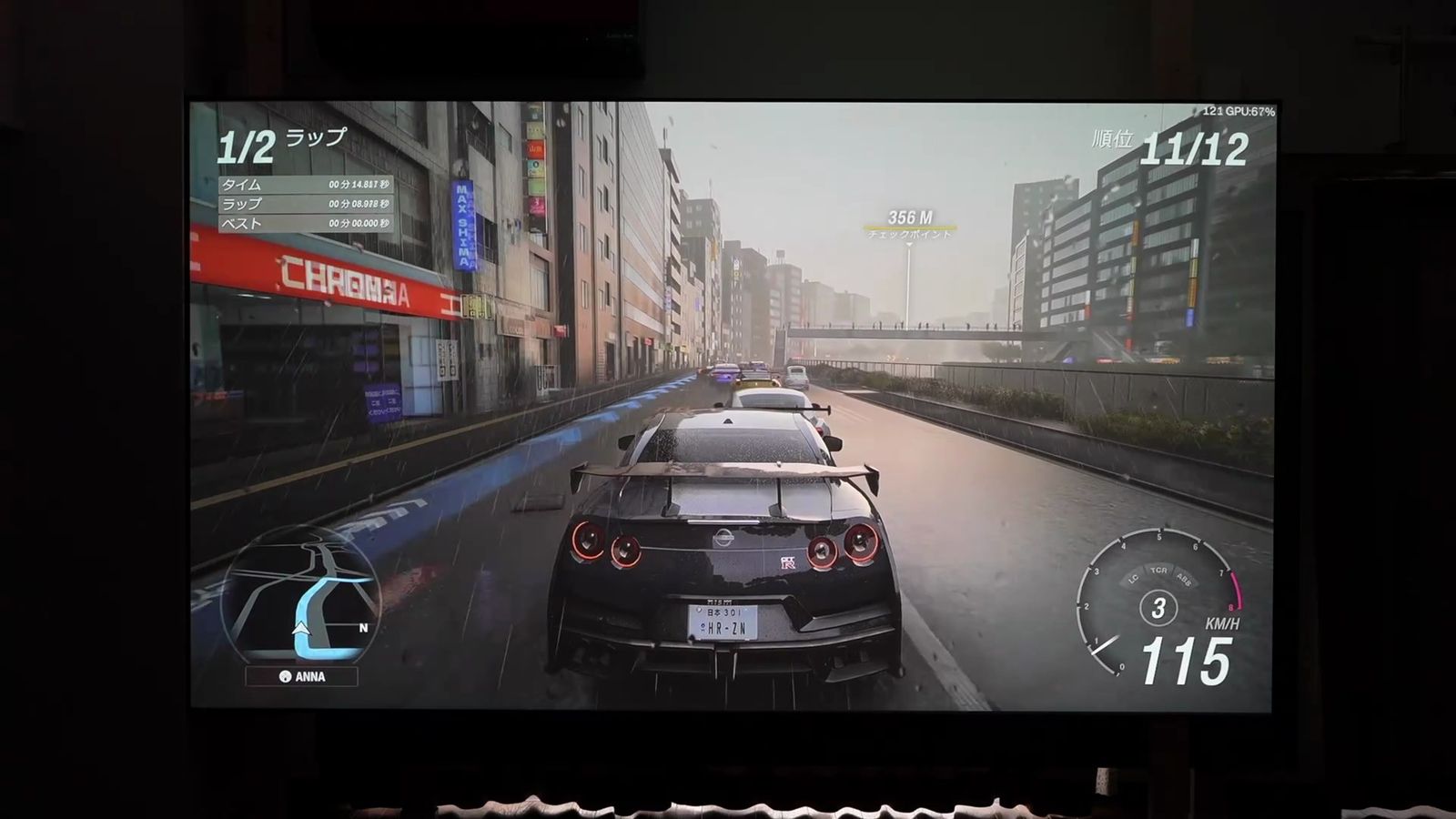 暗い部屋でマットスクリーンに投影したレースゲーム