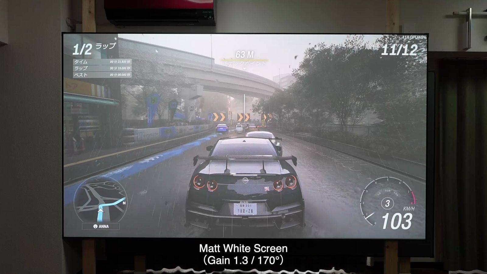 照明のついた部屋でマットスクリーンに投影したレースゲーム(Matt White Screen・Gain 1.3 / 170°の文字入り)