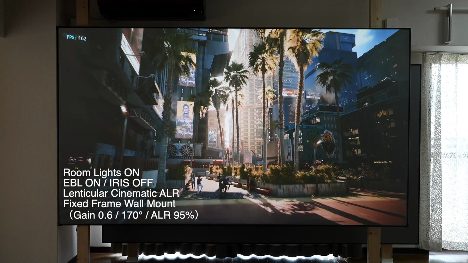 照明をつけた部屋で、レンチキュラーALRスクリーンに投影した映像(Room Lights ON・Lenticular Cinematic ALRの文字入り)