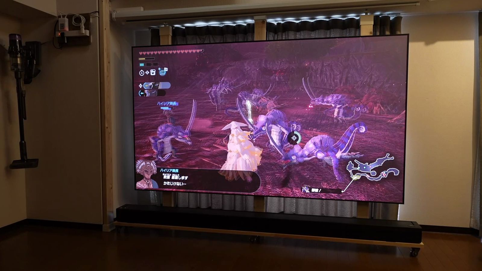 照明をつけた部屋で、床置きのスクリーンにゲームを投影したところ