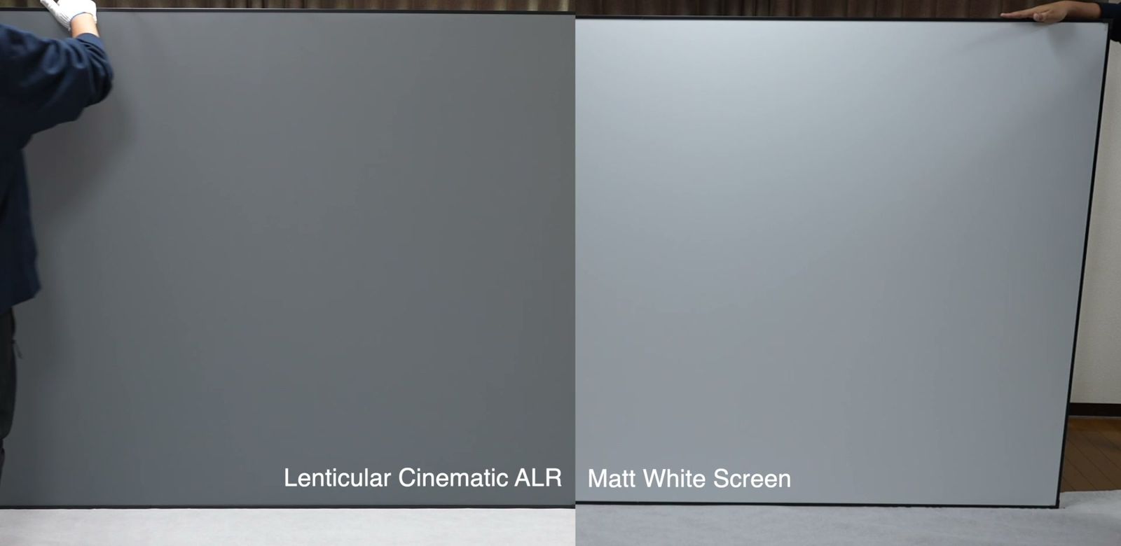 左がグレーのレンチキュラーALRスクリーン、右が白いマットスクリーン(文字入り)