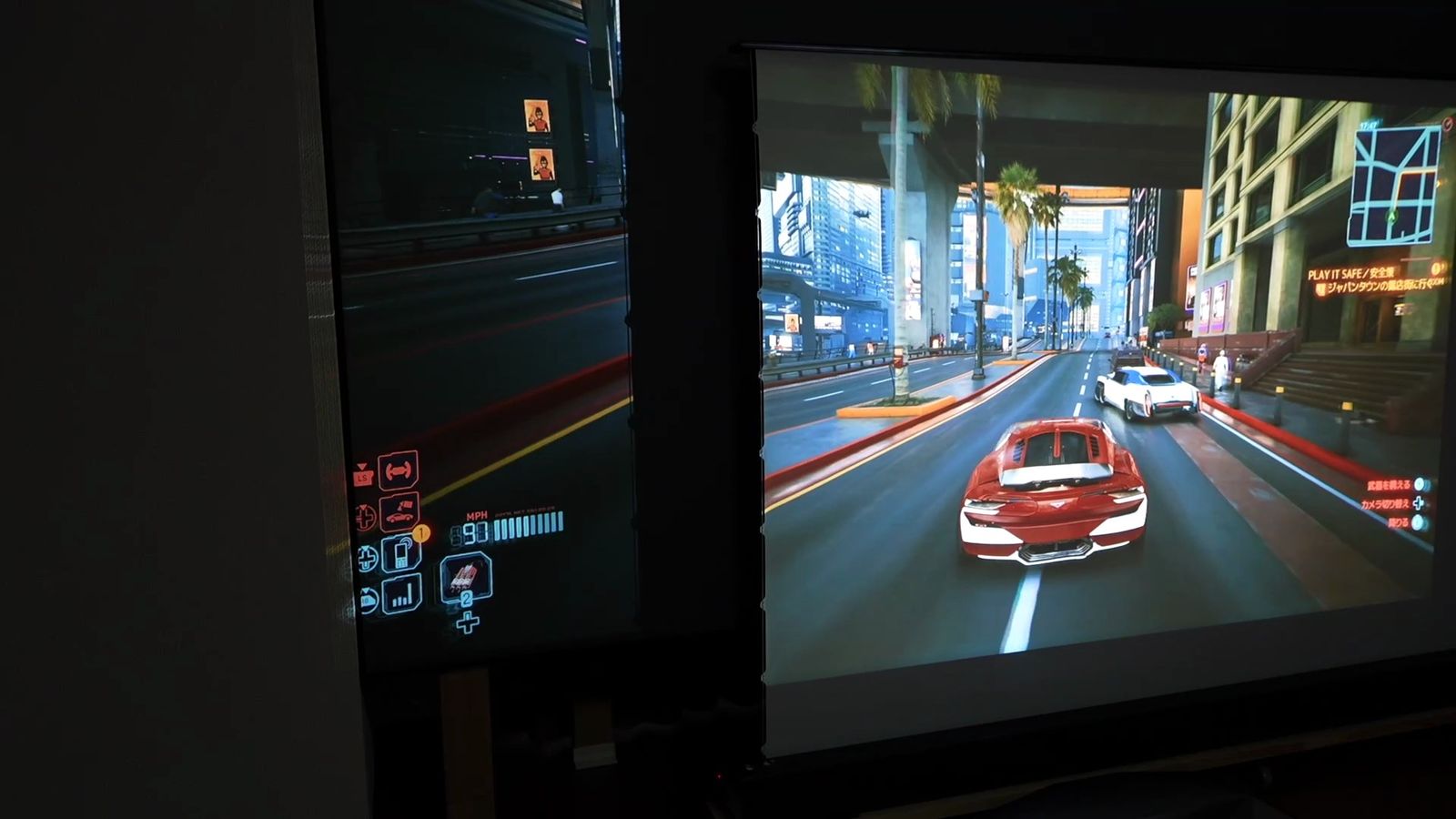 暗い部屋でレンチキュラーALRスクリーンに投影したゲームの映像