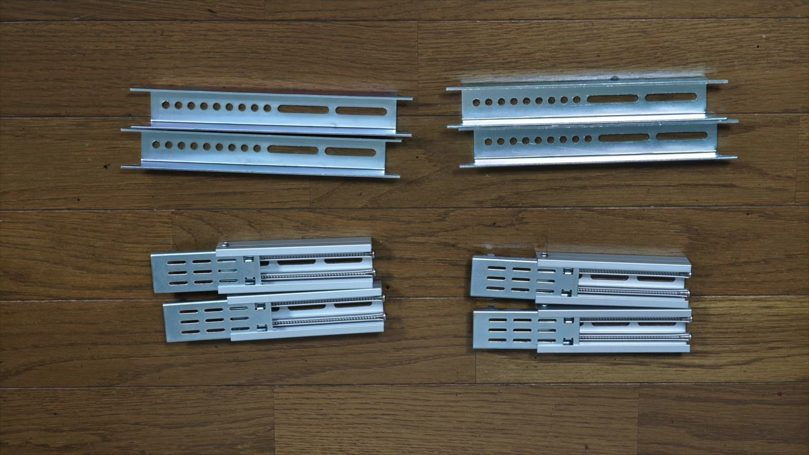 床に並べた壁掛け用の金具