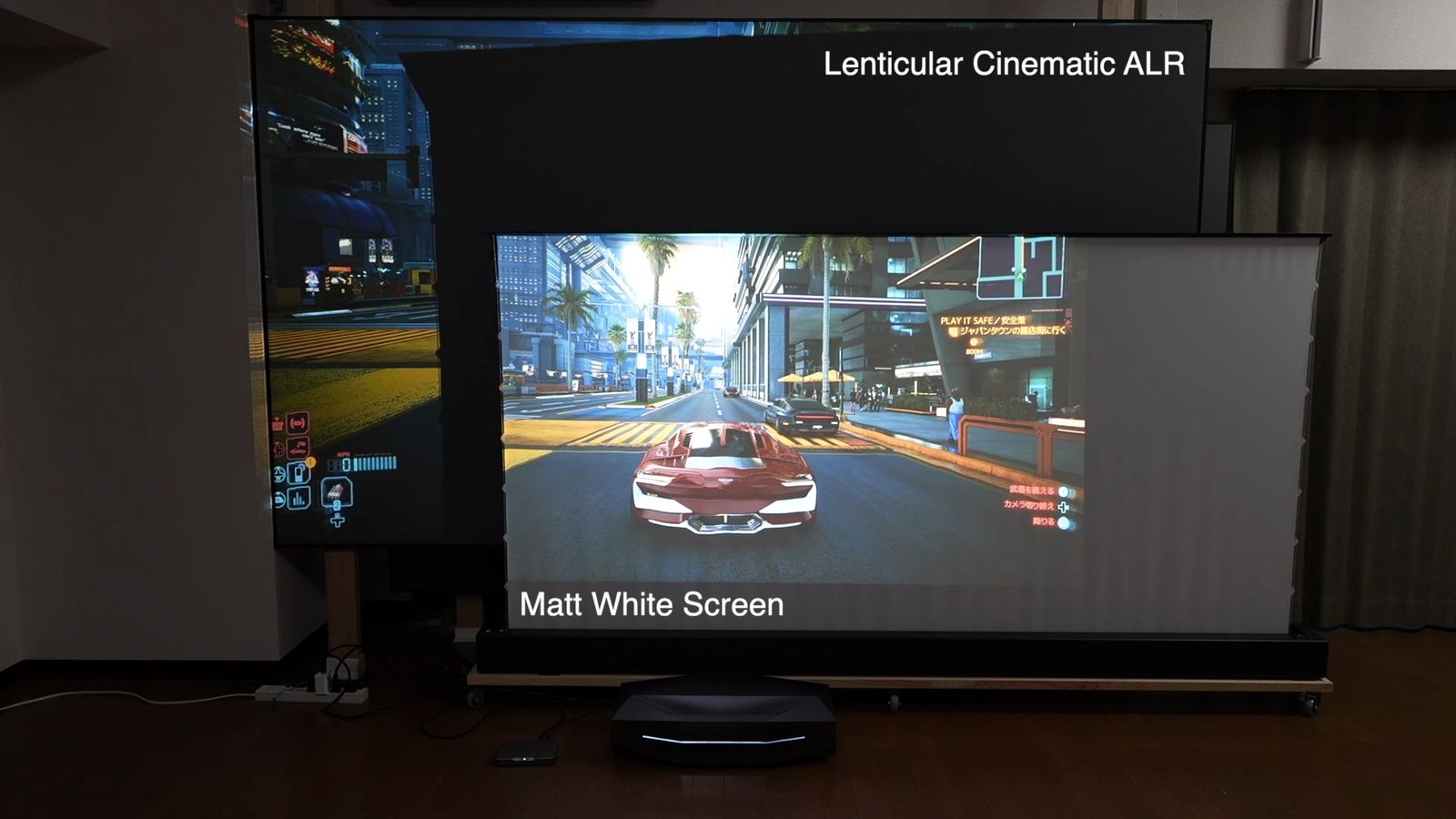 手前のポップアップのマットスクリーンと、奥の固定フレームのレンチキュラーALRに同じ映像を投影したところ(文字入り)