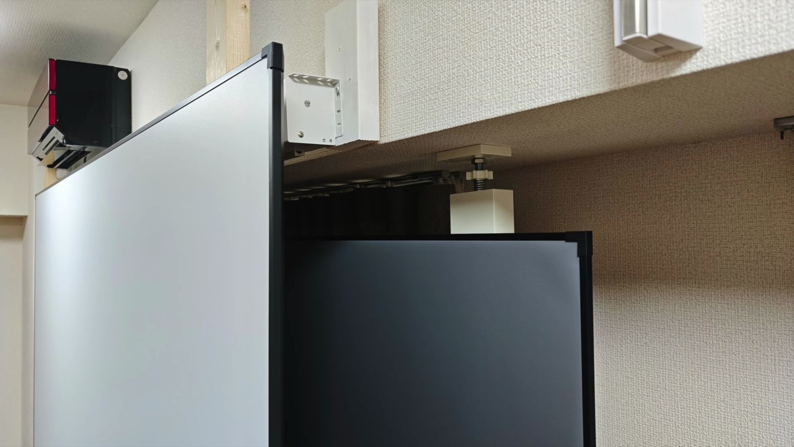壁掛けのスクリーンを横から見たところ