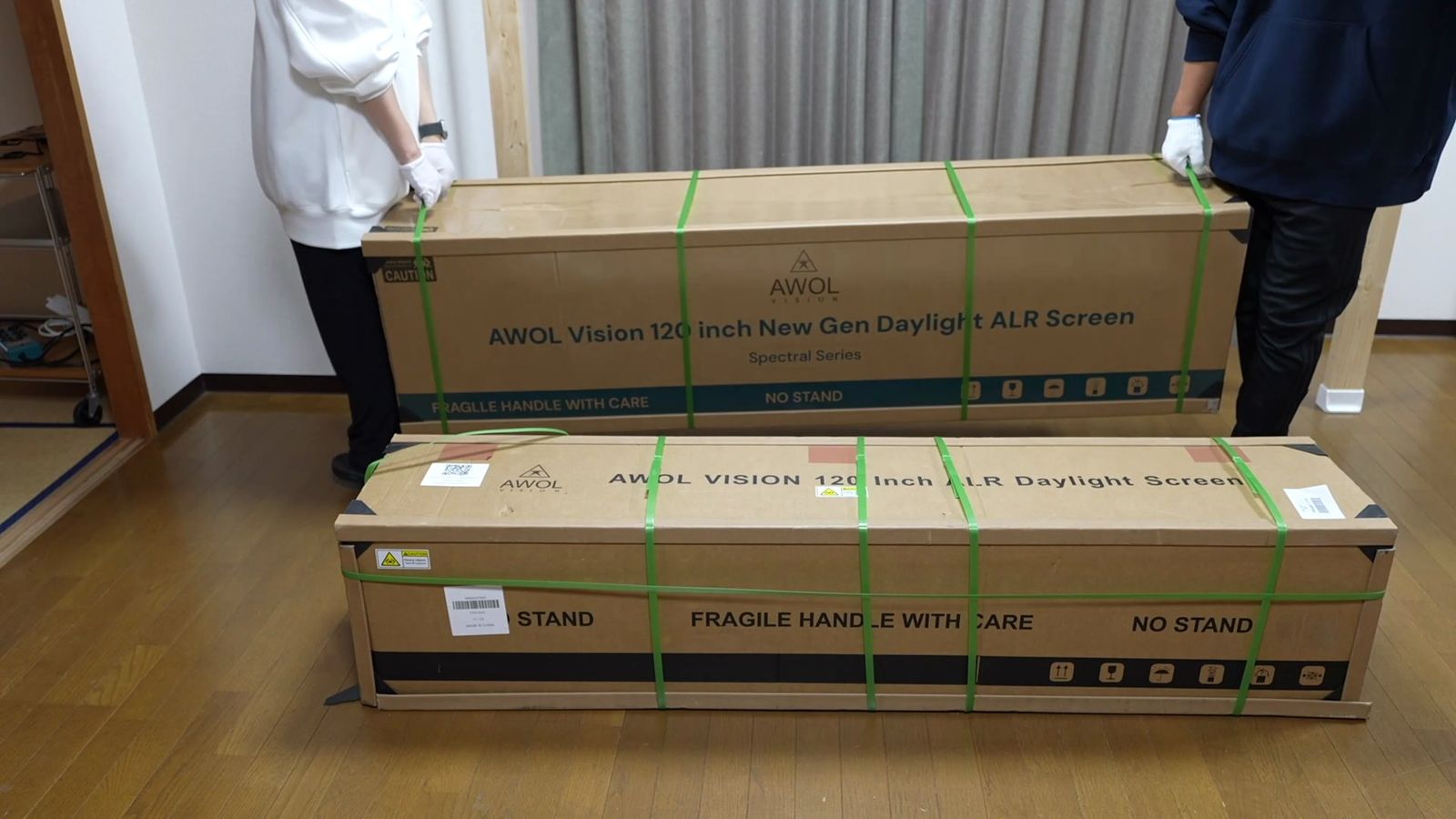 AWOL Vision 120-inch New Gen Daylight ALR Screen(上)と、120 inch ALR Daylight Screen(下)と書かれた2つの箱