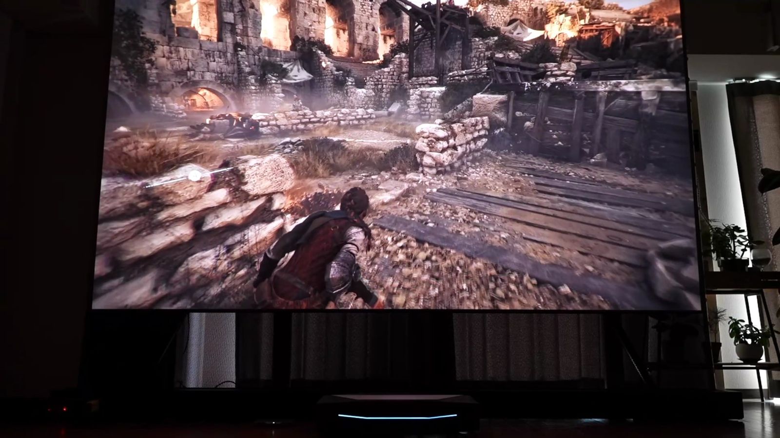 暗い部屋でスクリーンに投影したゲームの映像