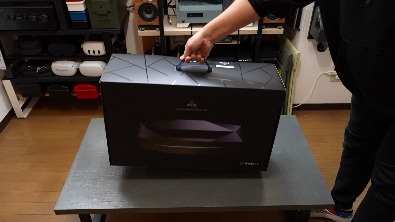 Aetherion Maxの箱を持ち上げているところ