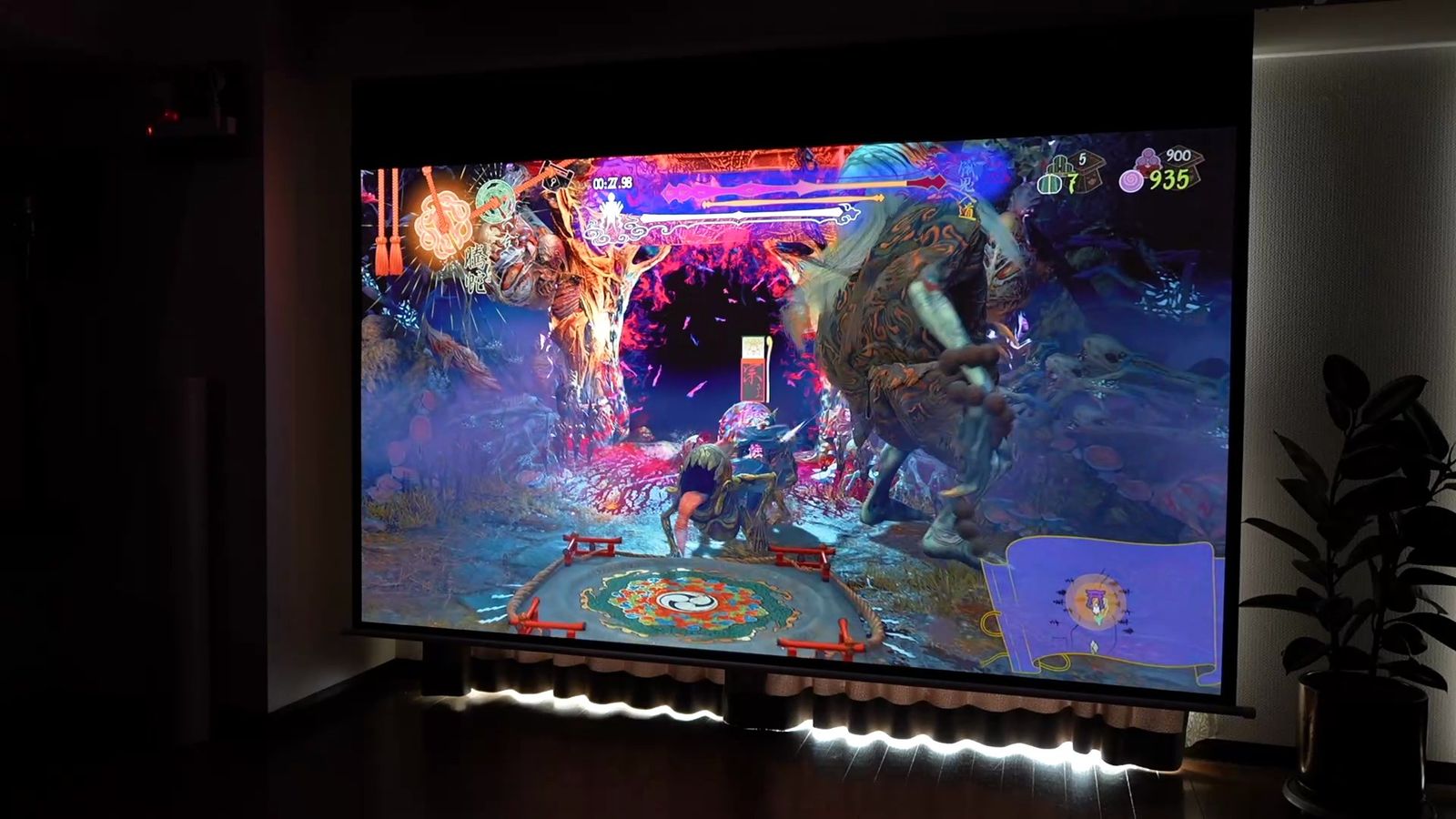 暗い部屋でスクリーンに投影したゲーム画面