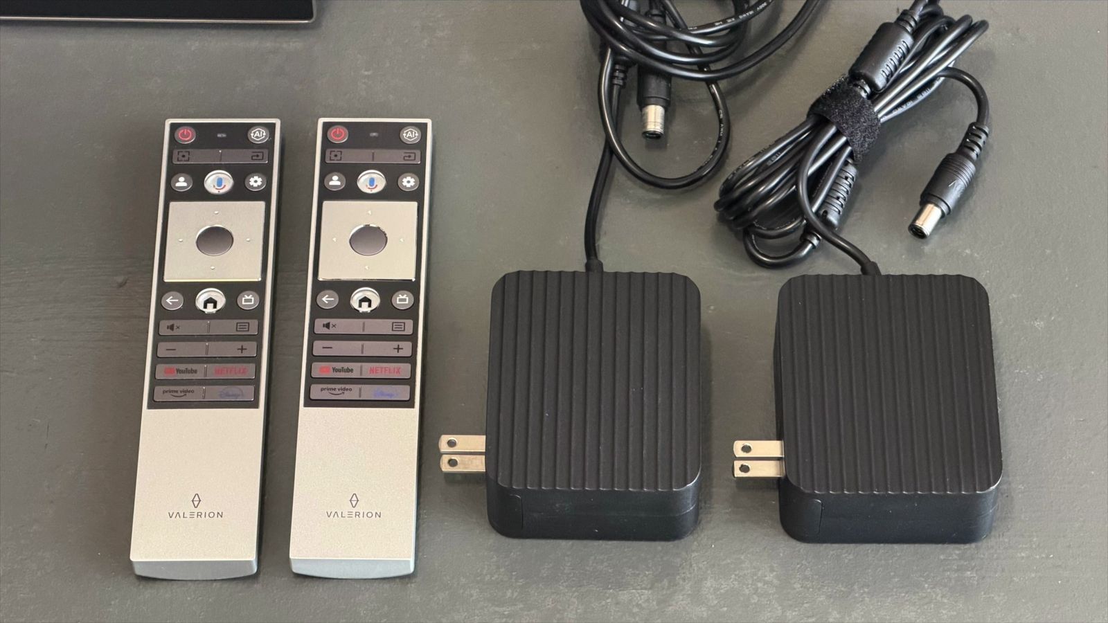 Valerionのリモコン2本と電源アダプター2個