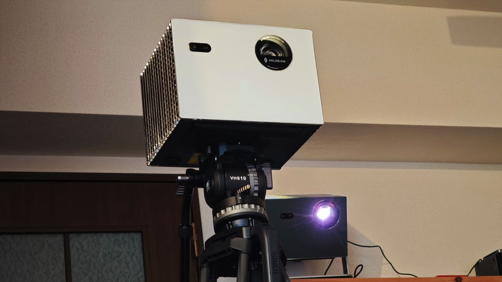 カメラ用の三脚に載せたStreamMaster Plus2