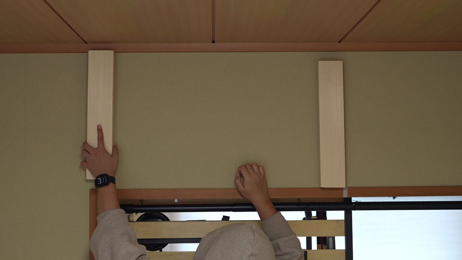 賃貸の壁に木材の柱を立てているところ