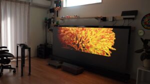 AURA 3 Maxで120インチのスクリーンに投影した映像（明るい部屋）