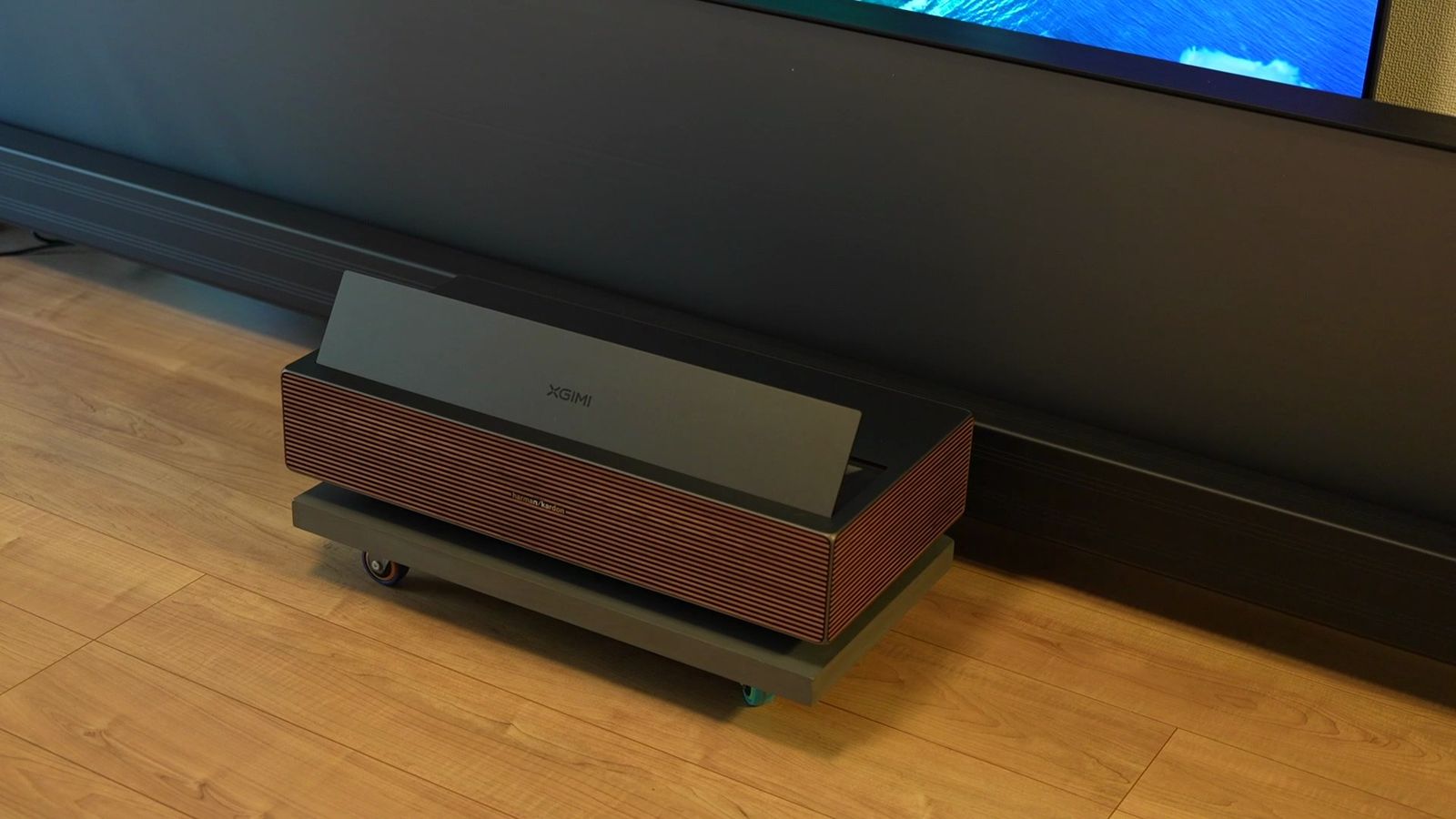 スクリーンの手前に置いたXGIMI AURA 3 Max