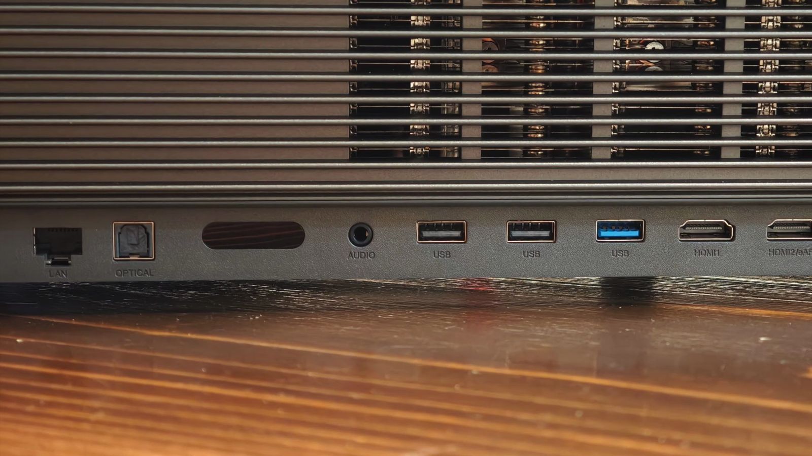 AURA 3 Maxの背面端子（HDMI×3・USB×3・有線LAN・光デジタル・音声出力）