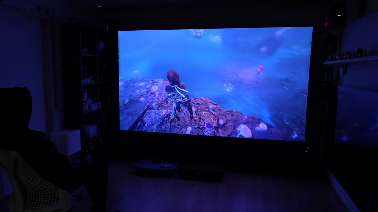 AURA 3 Maxで4K 120Hzのゲームを投影しているところ（暗い部屋）