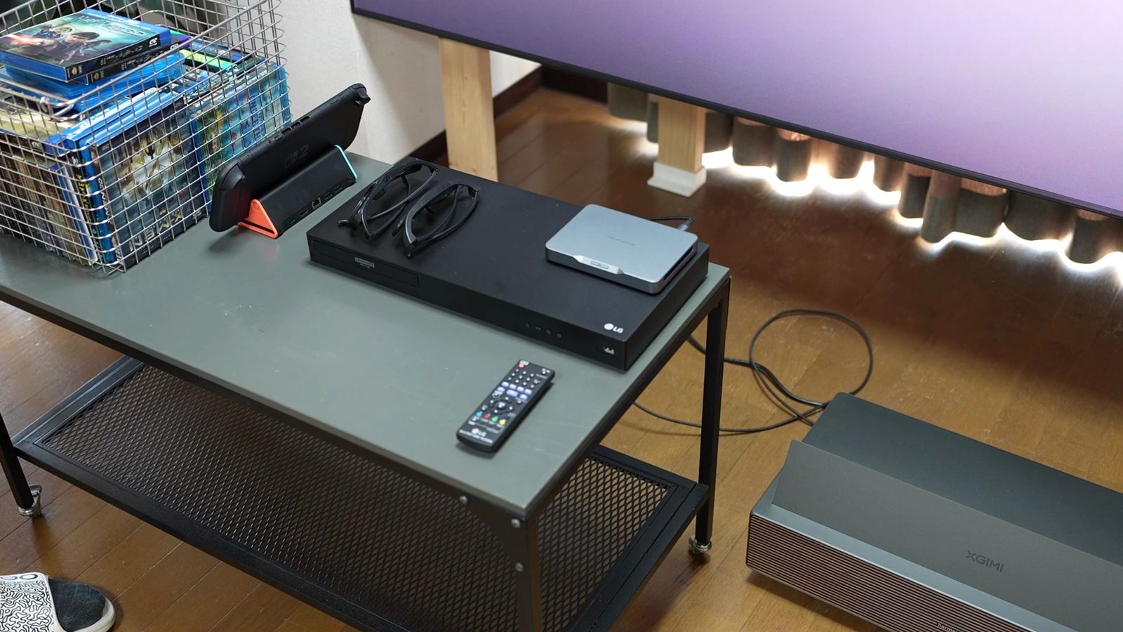 AURA 3 Maxに付属する3Dメガネ2つ